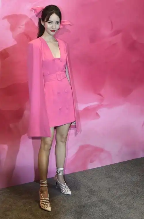金晨可真敢穿芭比粉西装裙性感有型头戴犄角时尚难懂