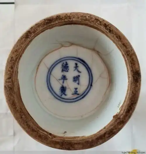 底部标准的官窑款写有"大明正德年制".