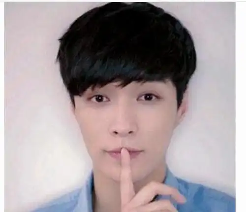 脸蛋有点儿方的男生,他选择厚重式刘海的锅盖头发型,只要刘海的头发留