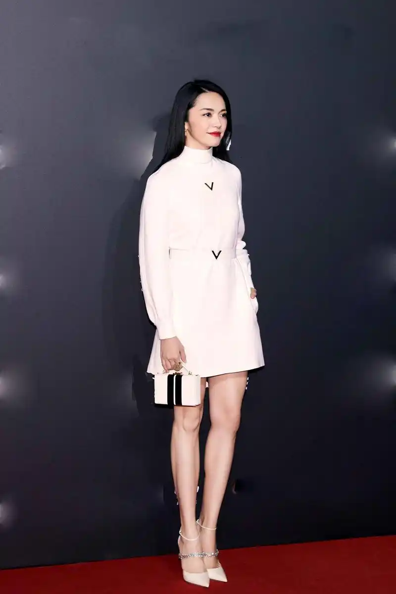 明星爱大牌:姚晨白裙简洁利落