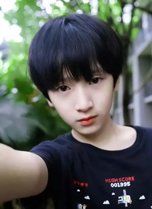 严浩翔小学跳广播体操#十九岁的第一天是考古,小时候的严浩翔好萌,小