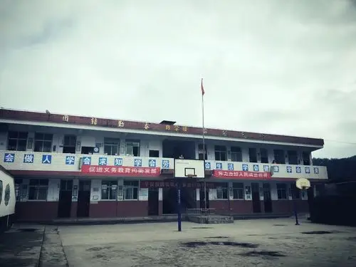 大部分老师都是80后的青年女教师.