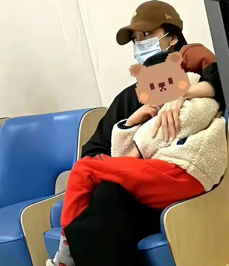 杨颖冬至带小海绵聚餐,全程目光不离儿子,事业停摆生活依然滋润_baby