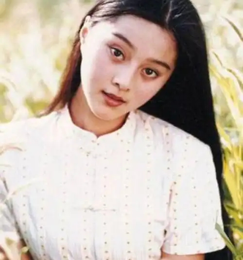 年轻时候的范冰冰没有化那么浓的妆,看起来非常清爽,除了这个黑眼圈有