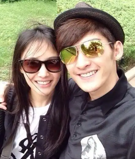 张翰晒与郑爽甜蜜合影 两人大方秀恩爱