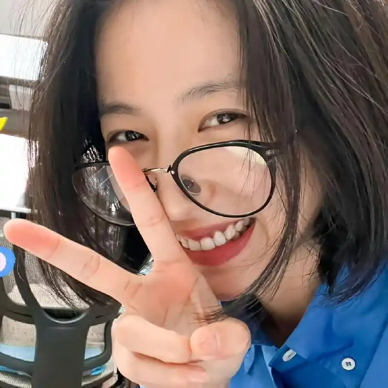 周雨彤 头像 "我的计划是一直记录美好的生活,直到有人记录开心的我"