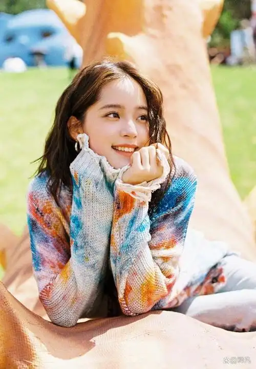 欧阳娜娜穿小吊带搭针织开衫大秀香肩!雪肤玉貌美爆了