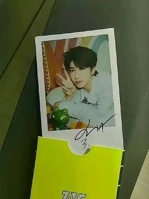 99活动的拍立得小卡贺峻霖款!呜呜呜是儿童节荷叶边!