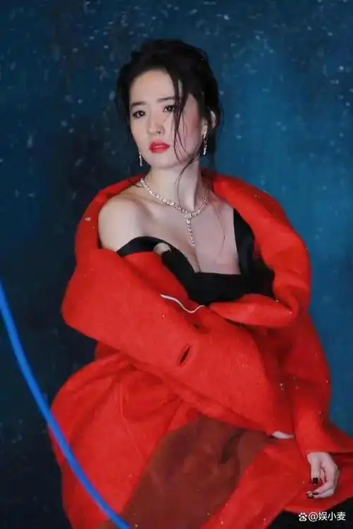 刘亦菲的裙子太露了披一件红床单就挺好像个刚经过婚闹的新娘
