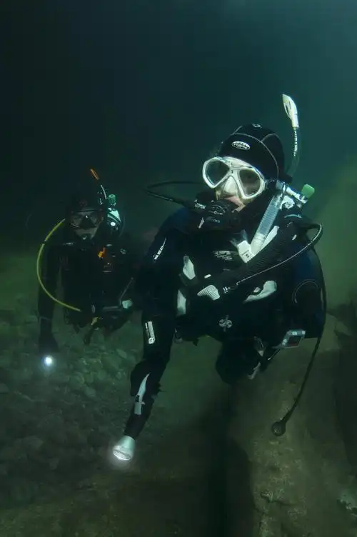 在较为寒冷的水域进行水肺潜水活动,欢迎学习 padi 干式潜水衣(防寒衣