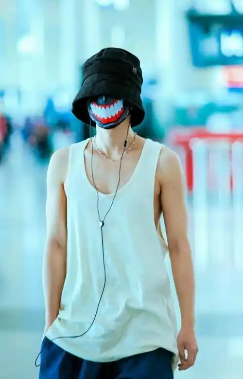 华晨宇好时髦,穿老头背心大裤衩配拖鞋意外好看,肌肉身材太吸睛_白色