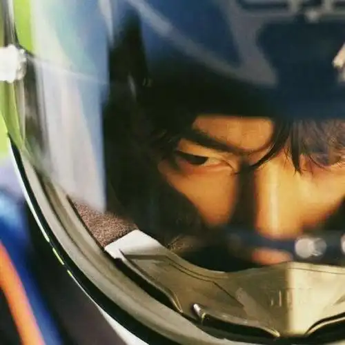 原创王一博被曝头盔内痛哭后换头像不为人知一面告诉你这才是他真爱