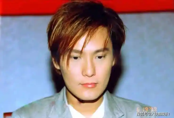 1987年,读大二的张信哲参加一个歌唱比赛获得第一名,评委对他的才华