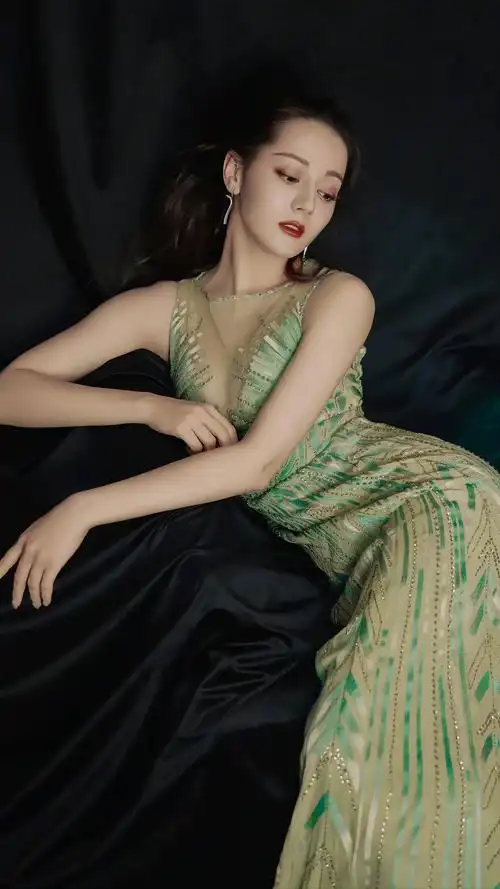 迪丽热巴蛇女礼服合集:白的似白蛇,青的似青蛇,性感如一条蟒蛇