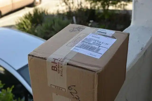 因圣诞高峰,英国快递小哥拼命加班,送完240个包裹后在仓库猝死