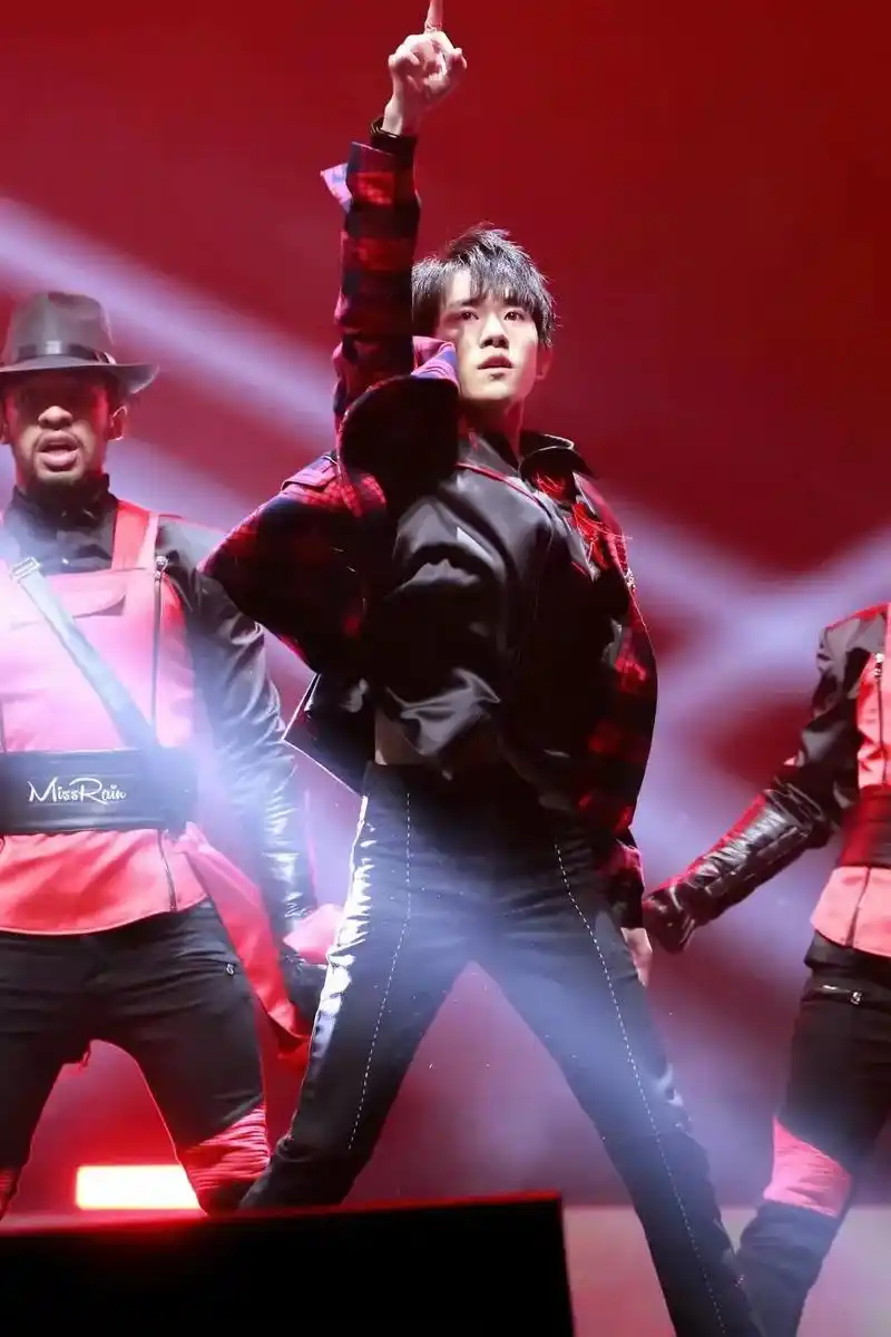 玺子哥跳舞的时候简直不要太迷了……#易烊千玺 #舞台玺 #玺 - 抖音