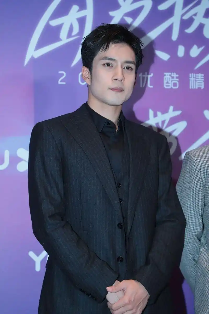 季肖冰被拍到陪老婆逛街,老婆挺着大肚临近生产,粉丝调侃怪不得好长