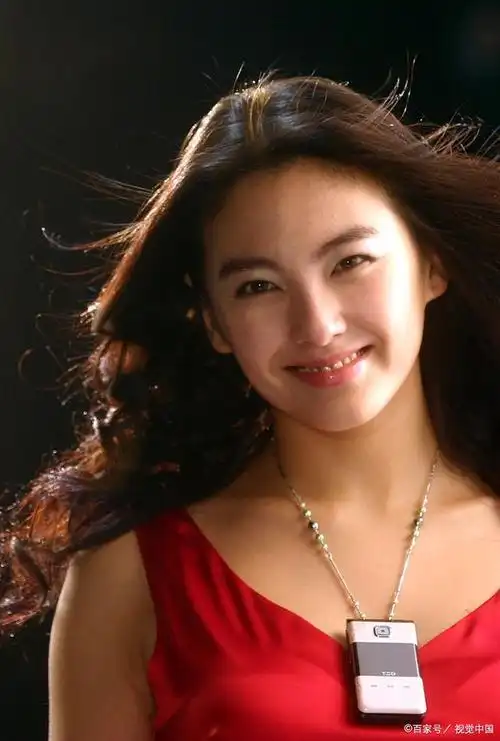 广告吗 青涩而腼腆的笑容 也许是风油精也不一定 张雨绮真的是从小美