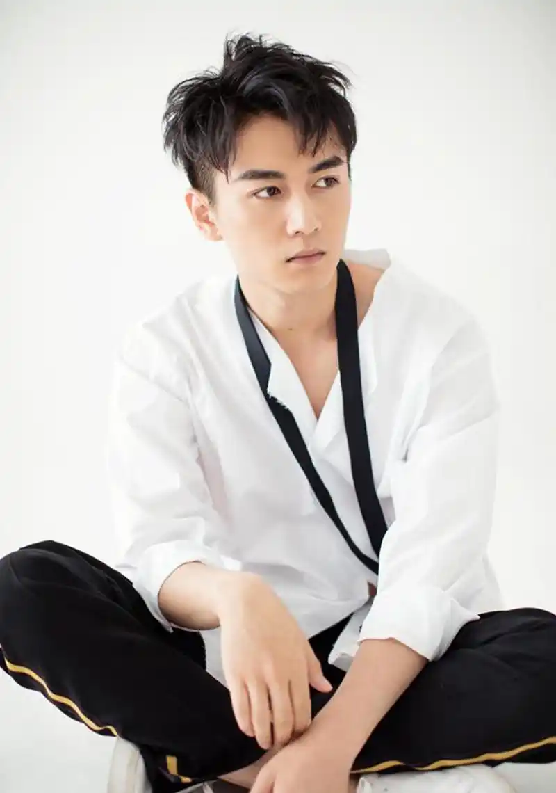 陈晓白衬衫诱惑写真忧郁演绎眼神杀