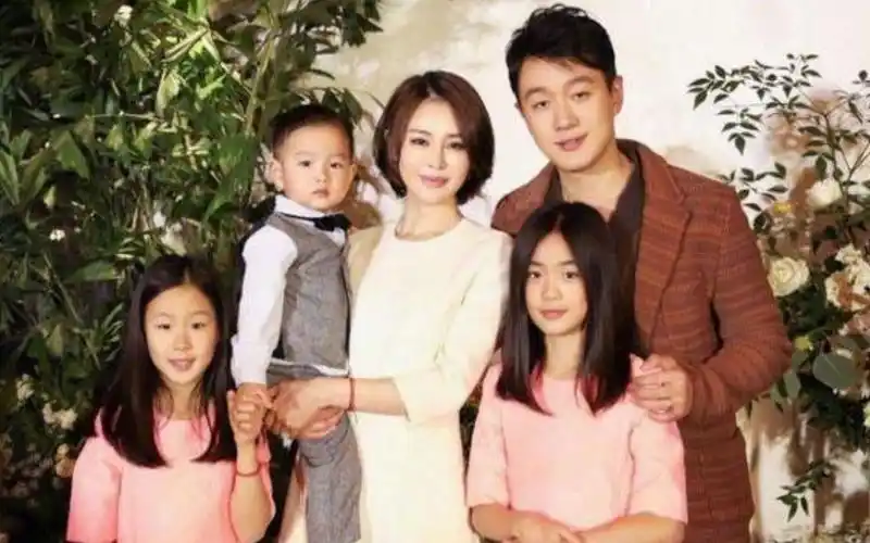 好甜蜜!佟大为晒照为老婆关悦庆生,两人甜蜜拥吻宛如热恋小情侣