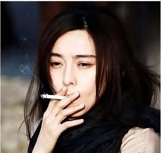 抽烟成瘾的6位女星,刘亦菲14岁就会抽烟,哪一位令你意想不到_那英