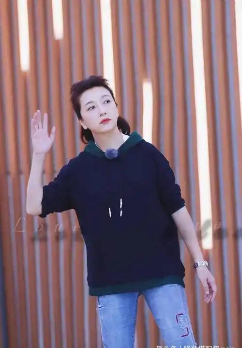 53岁江珊真接地气,银色羽绒服搭雪地靴保暖靓丽,真适合妈妈穿_西装裤