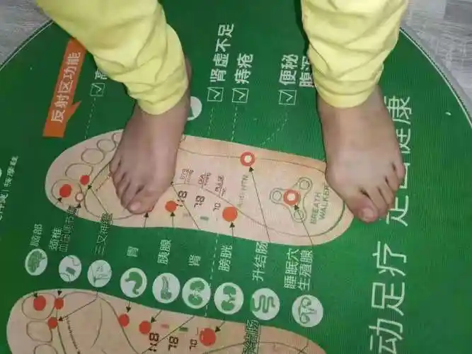 拇外翻,又被称为大脚骨,脚骨拐,指的是拇趾的大关节往外侧翻.