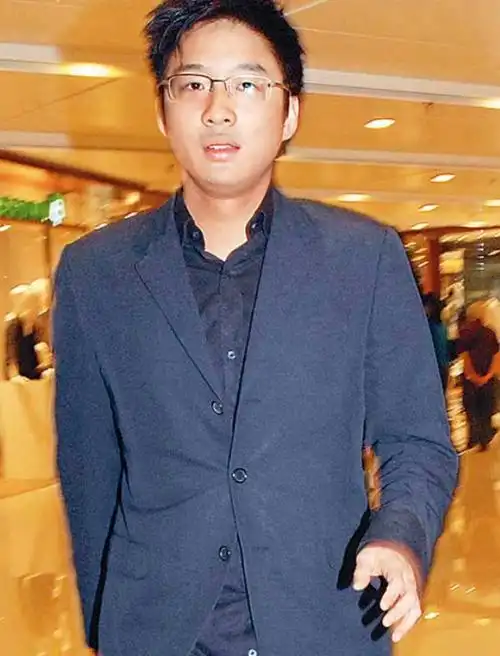 霍启山:朱玲玲第二个儿子,比哥哥帅气,39岁成澳娱董事,仍未婚