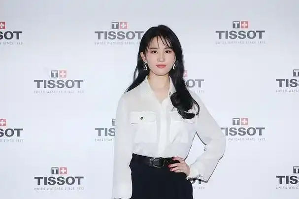 刘亦菲的颜值真惊艳白衬衫配黑裤打造复古摩登感太有气质了