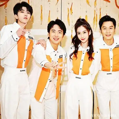 蔡徐坤录视频,身后窗帘和杨颖家里的是同款,姐弟俩的默契没谁了