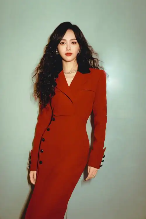 唐嫣身穿盖娅传说定制红色礼服亮相今晚央视#春晚#,红色开叉裙装搭配