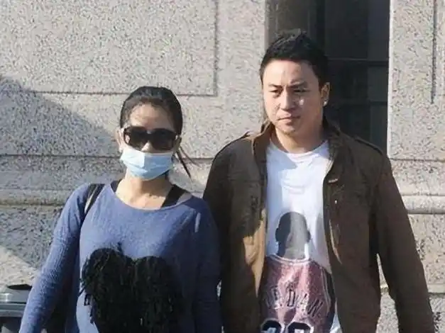 释小龙妻子露面太吸睛!身材丰满,大长腿抢镜,五官颜值不输何洁