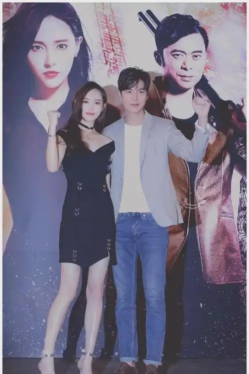 这两位也太养眼了吧!和唐嫣合影的男演员