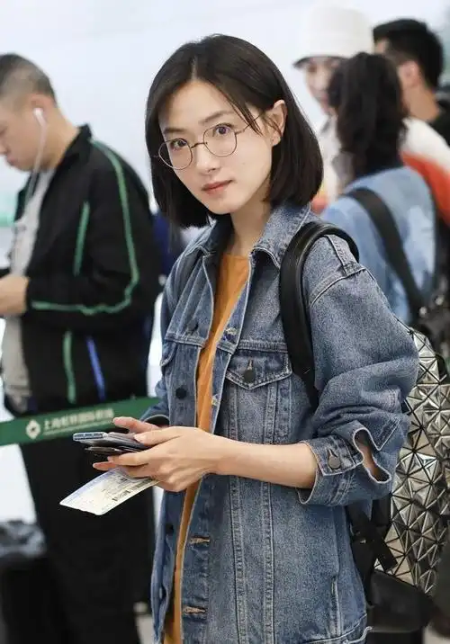 万茜背心搭针织衫走机场少女系穿搭青春时尚