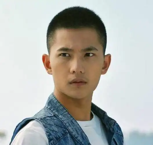 小鲜肉剪板寸发型,陈学冬气质硬朗,吴亦凡非常有男人魅力!