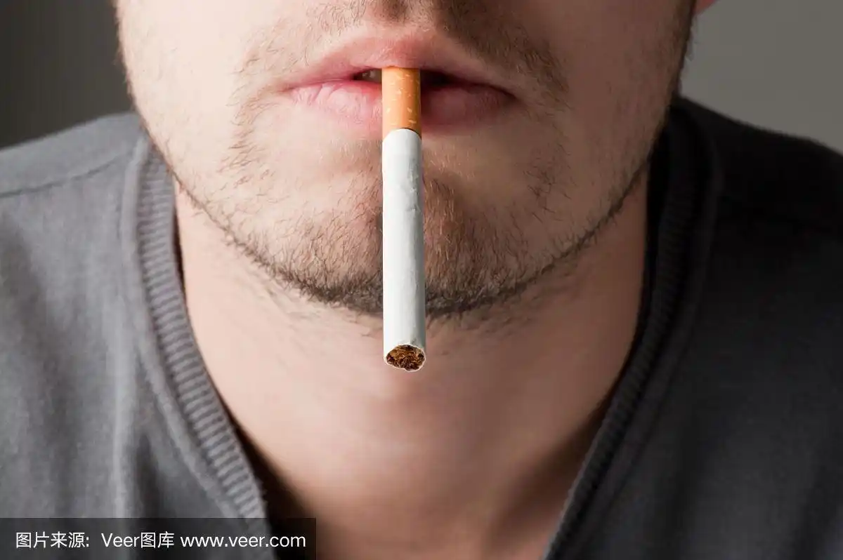 一个嘴里叼着烟的年轻人