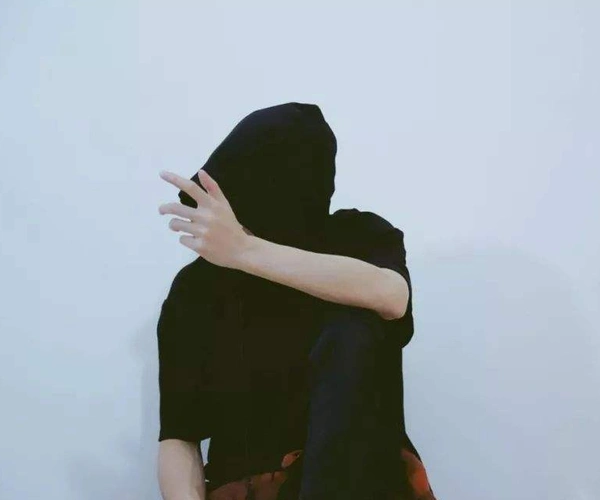 黑脸v是最早玩抖音技术流的用户之一,他的每个视频里都身穿黑色休闲