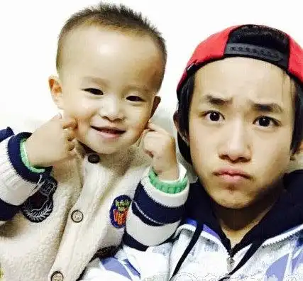 图易烊千玺的家人照片曝光tfboys的收入家庭背景大揭秘