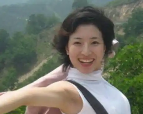 冯小刚前妻近照曝光,离婚多年至今单身,气质修养不输徐帆!