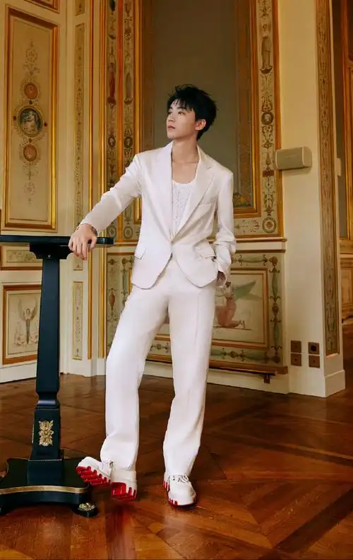 王俊凯巴黎时装周新造型,身穿白色套装亮相,脚穿christian louboutin