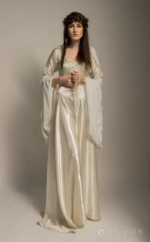 中世纪的美丽穿裙子的女孩