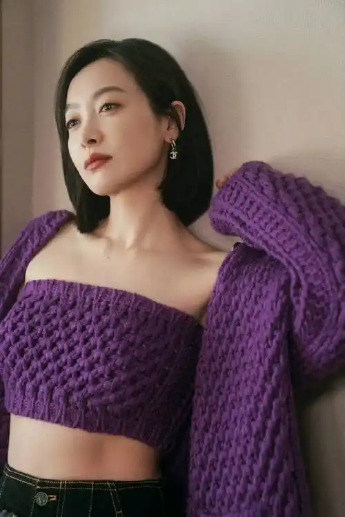 宋茜穿紫色针织抹胸秀香肩锁骨烈焰红唇妩媚吸睛