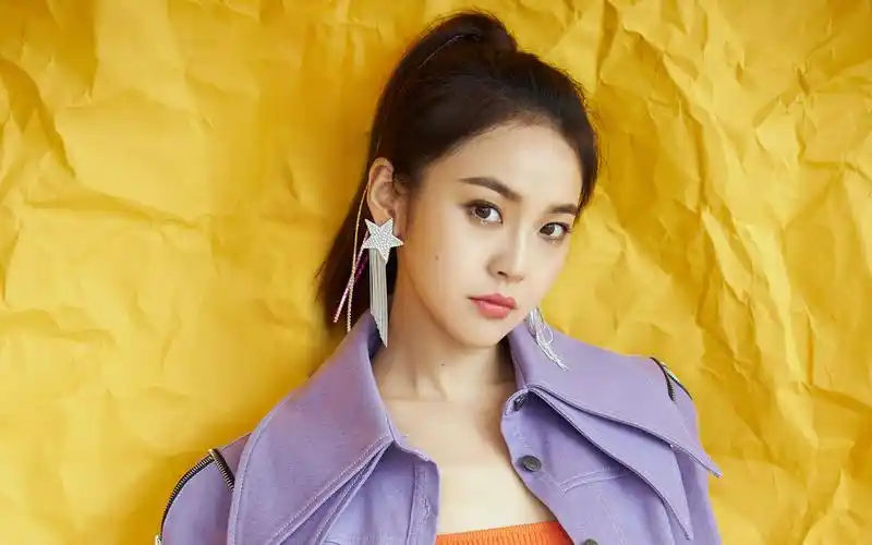 张佳宁运动风牛仔装高清桌面壁纸