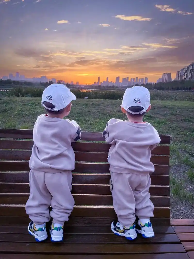 一组背影.是一起过的第二个秋天啦 #我的双胞胎宝宝 #双胞胎 - 抖音