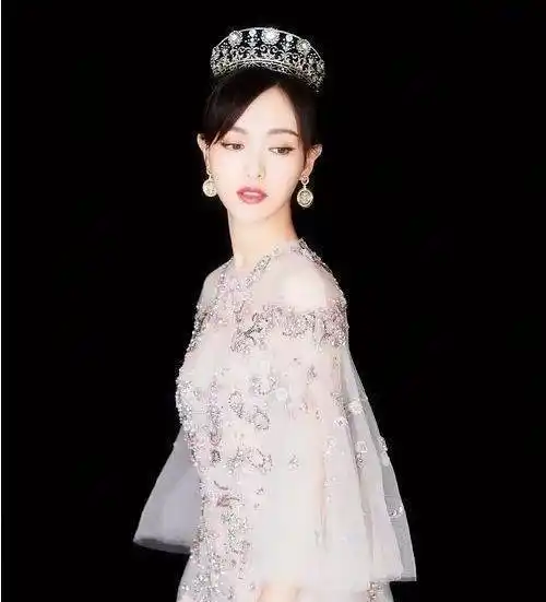 女星头戴女皇皇冠,杨颖唐嫣迪丽热巴刘亦菲赵丽颖,谁最美_王冠_品牌