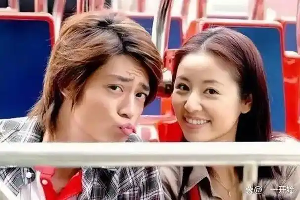 林心如晒与老公合照庆生,夫妻俩没化妆,霍建华鬓角已经有白发!