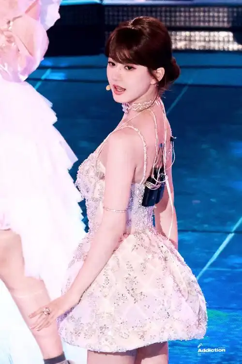 赵露思单肩公主裙