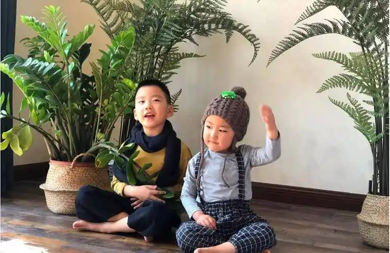 于震之子一起走秀!西装革履的他长得像童模,五官比他爸爸高很多