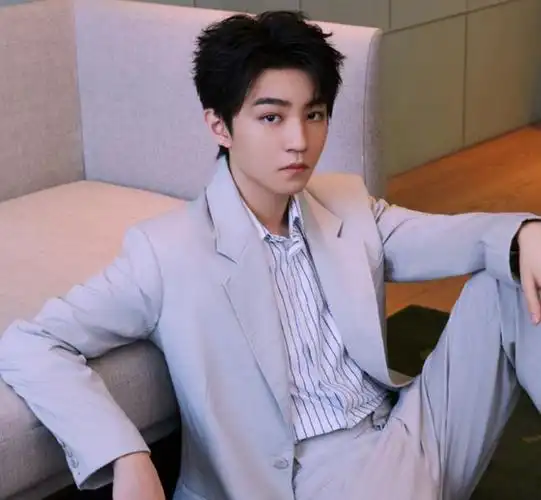 w姓男星被曝密会女友,多位男艺人受波及|王俊凯|胡歌老婆_网易订阅