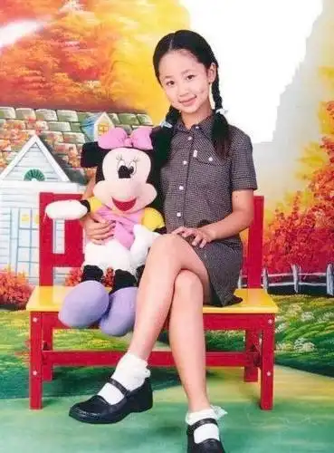 杨紫小时候天生的肉包子脸活波可爱,还有一对小酒窝,真是像极了